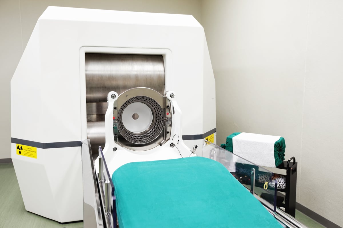 Gamma knife device placed in circular array in heavily shielded assembly aiming gamma radiation through target point in patient's brain