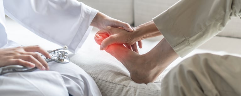 Dolor de neuropatía periférica en paciente mayor en pie, mano, dedos, nervios sensoriales con entumecimiento por polineuropatía desmielinizante inflamatoria crónica