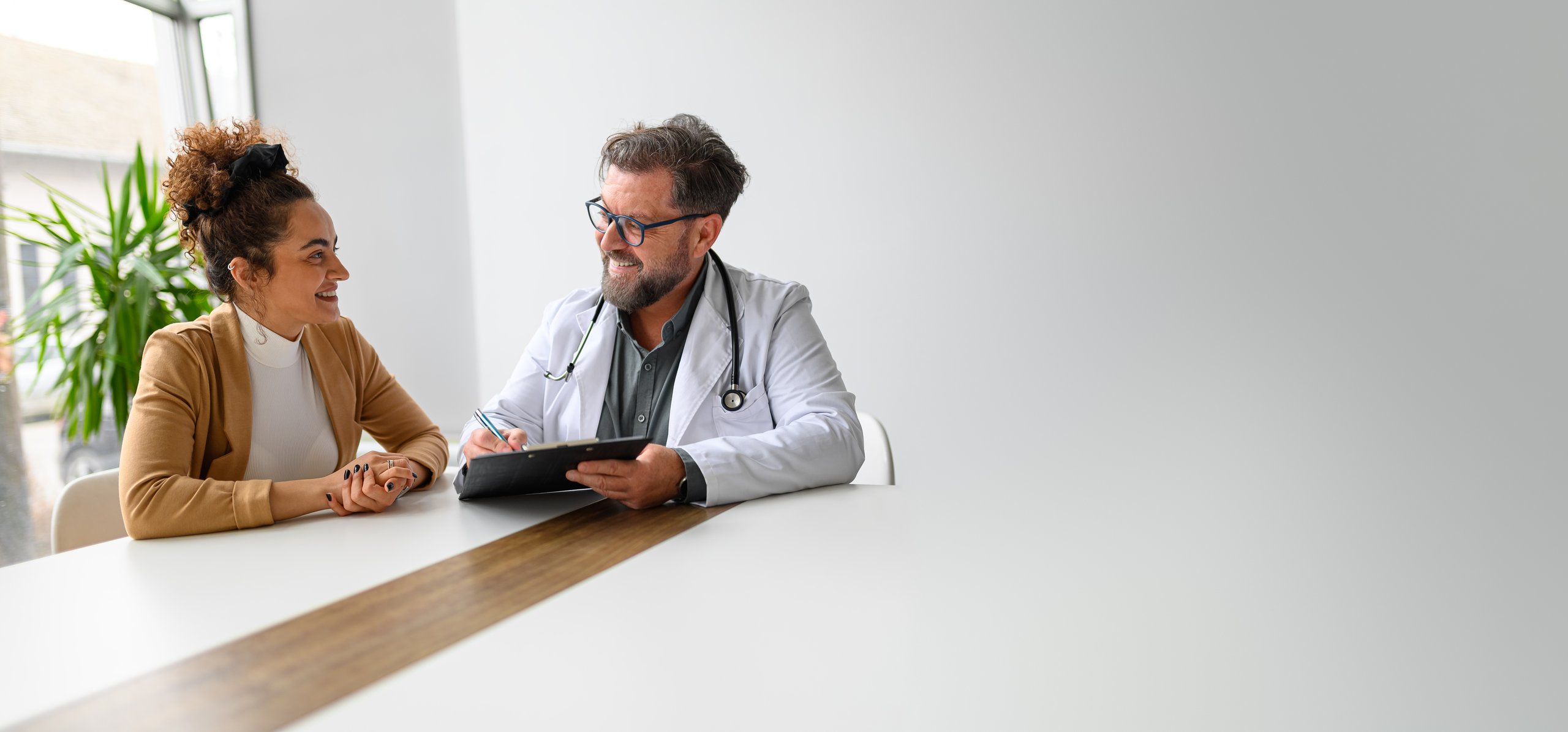 Médico profesional conversando con paciente en hospital