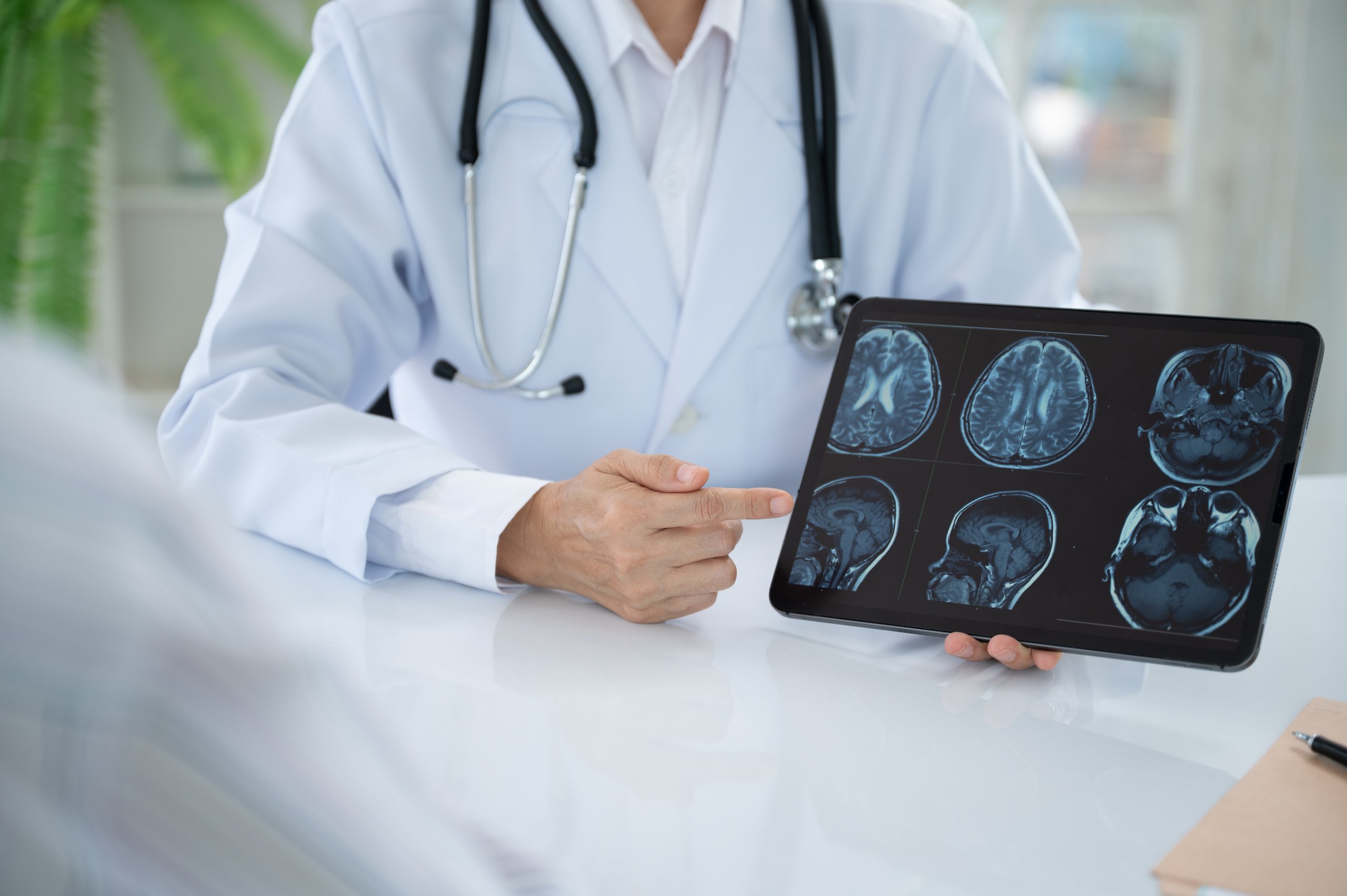 Dr. planificando tratamiento de enfermedades del sistema nervioso y cerebro con paciente
