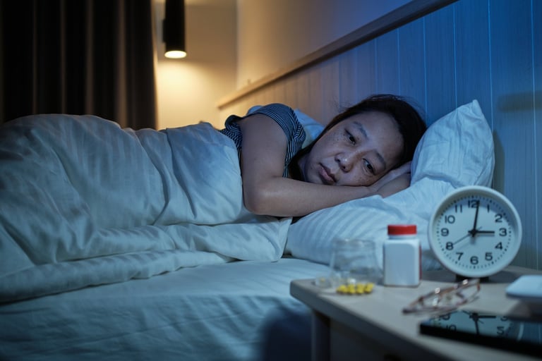 Mujer con trastorno de sueño e insomnio en habitación por dolor nocturno