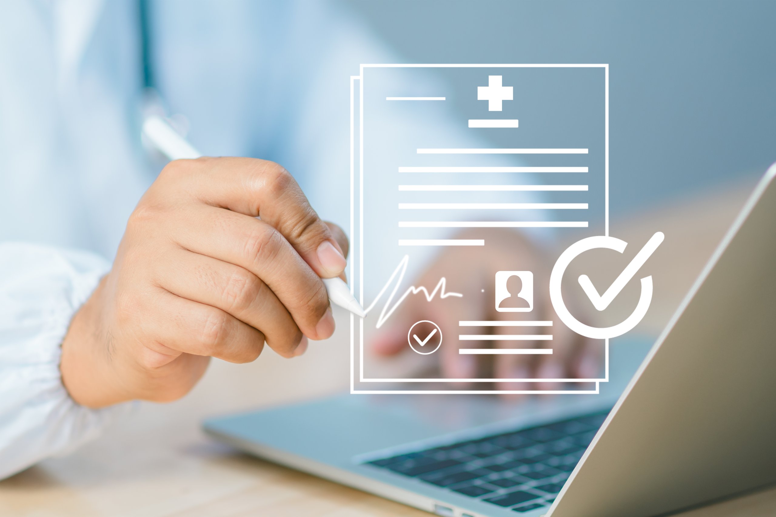 Médico firmando documentos digitales de seguro médico y autorización de cirugía