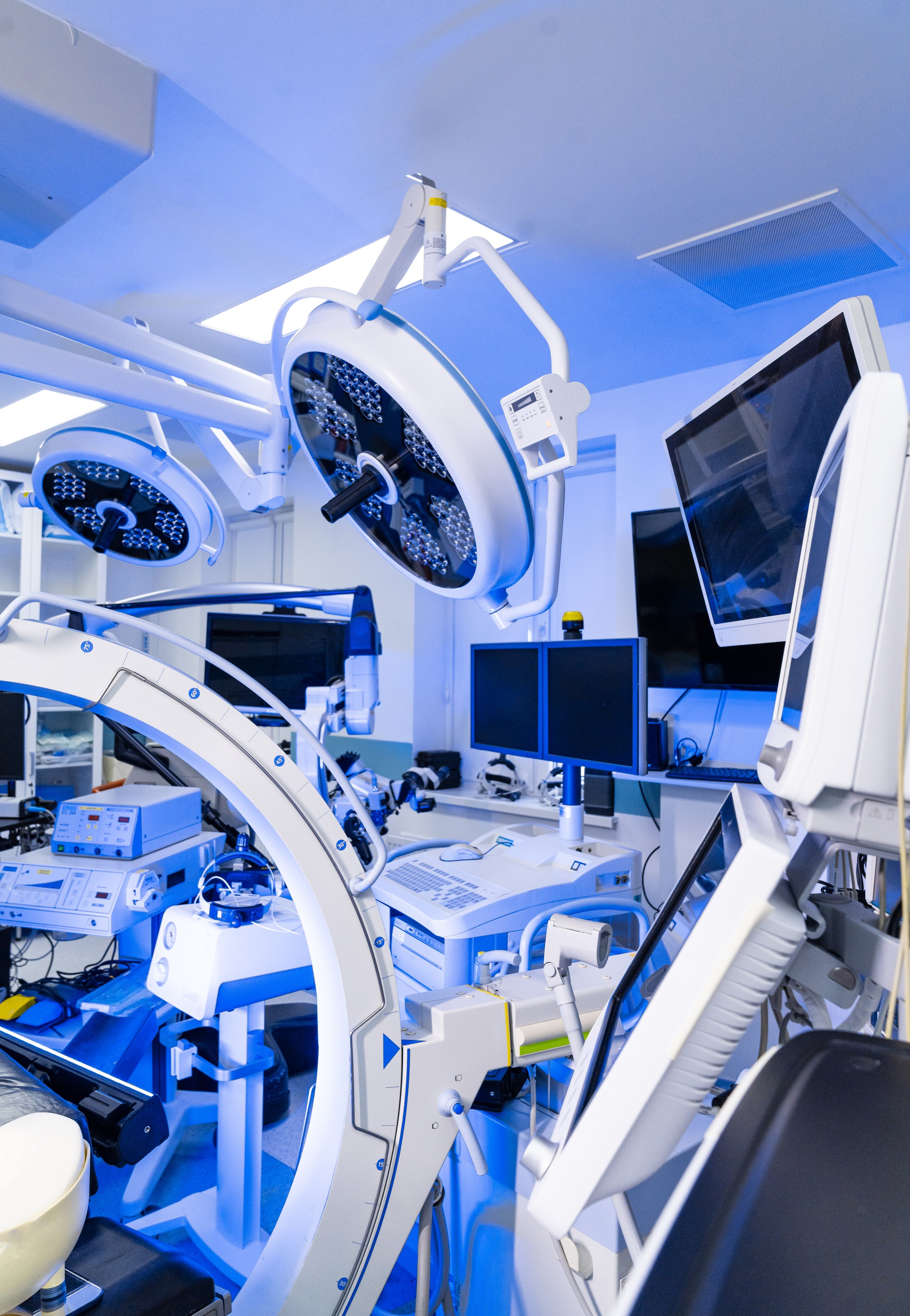 Quirófano neuroquirúrgico de alta tecnología con sistema de navegación y monitores