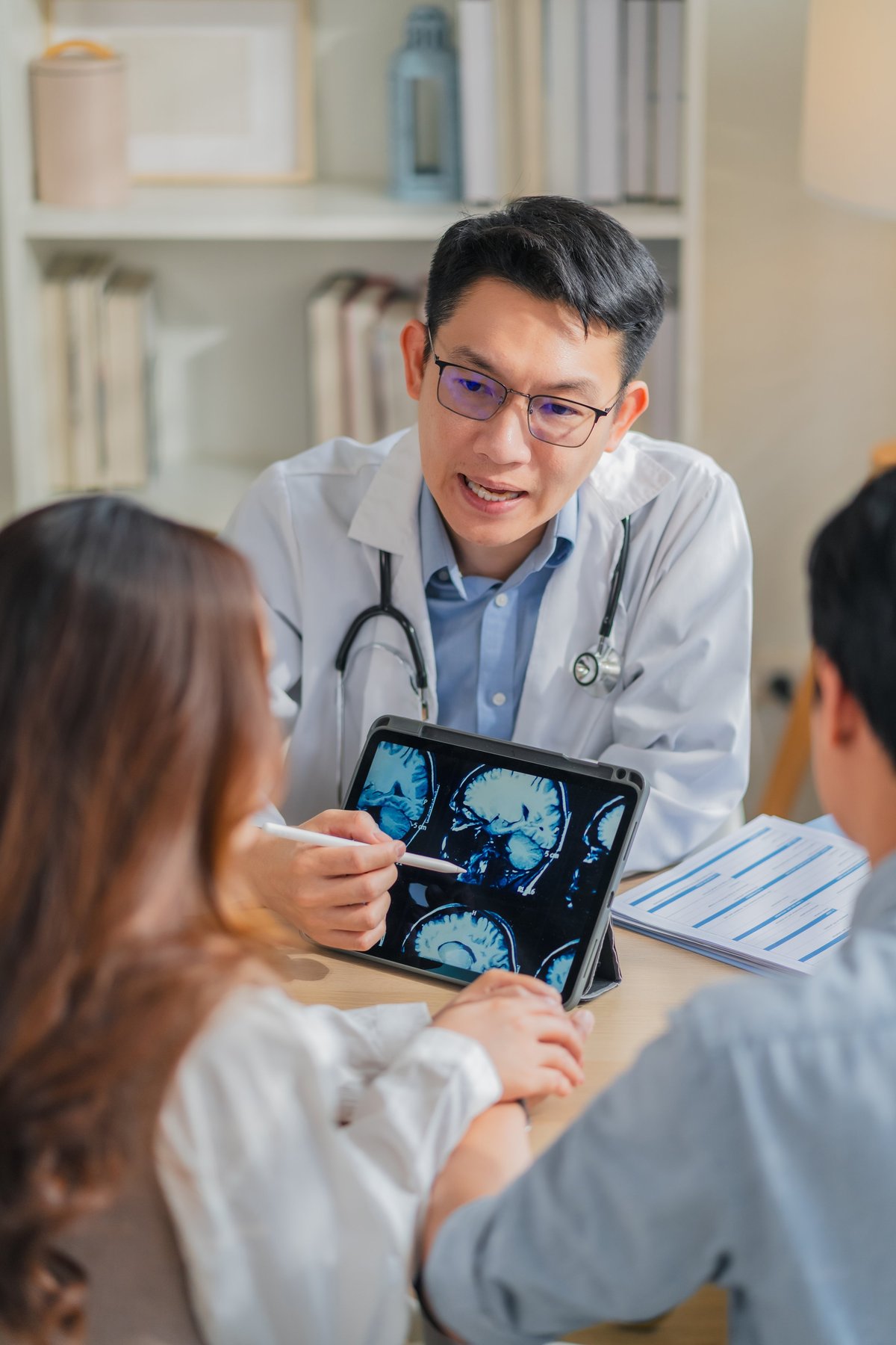 Médico neurólogo explicando resonancia magnética cerebral a paciente para diagnóstico de mielinolisis central pontina en CDMX