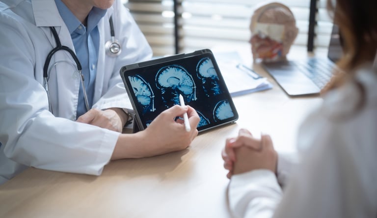 Médico explicando diagnóstico con resonancia magnética a paciente