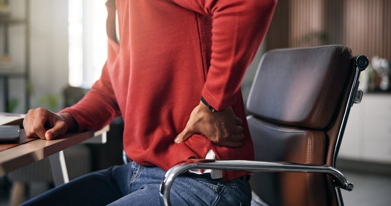 Hombre con dolor lumbar agudo en casa