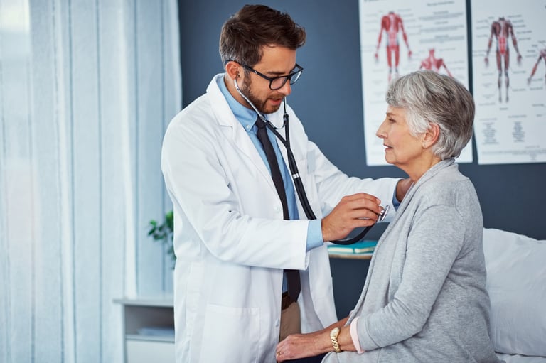 Médico examinando a paciente en consultorio